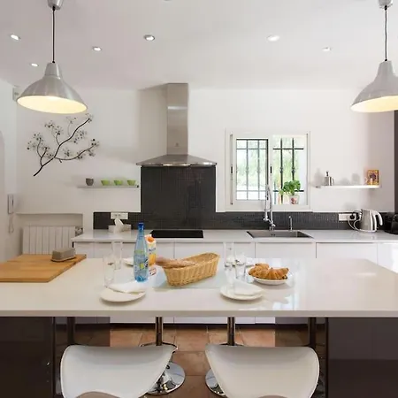 Spacious Cannes With Ac Throughout And Large Private Pool 别墅