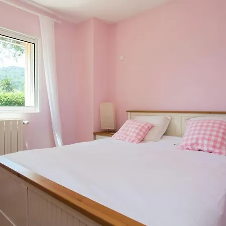 Spacious Cannes With Ac Throughout And Large Private Pool 발로리스